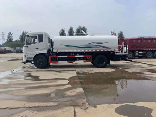 城市環衛多面手 東風灑水車、小型霧炮車與清洗吸污車的廠家報價與性能解析